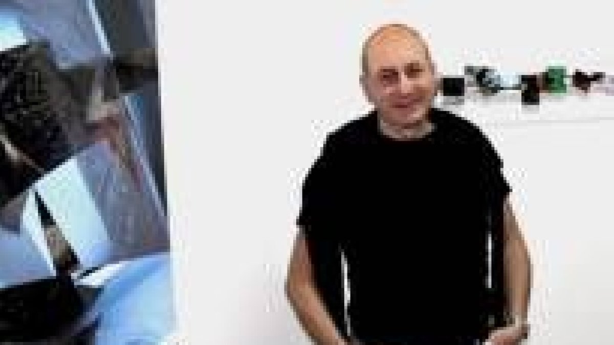 El artista Ángel Arbe ante dos de las obras que expone en Tráfico de Arte