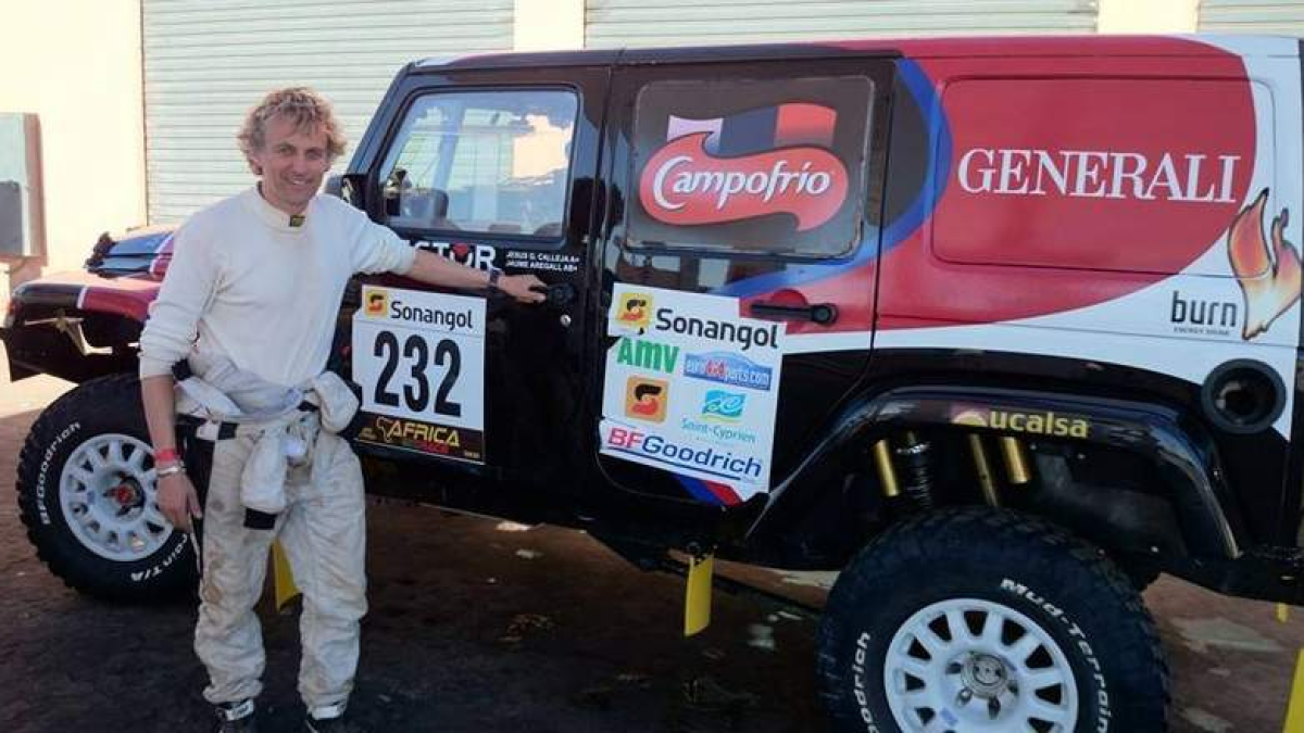 Calleja delante del Jeep con el que disputa el raid tras completar con éxito la quinta etapa.