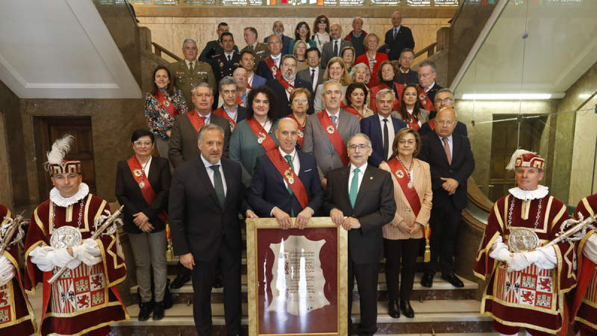 Autoridades asistentes a la entrega de la Medalla de Oro a la Asociación Contra el Cáncer. FERNANDO OTERO