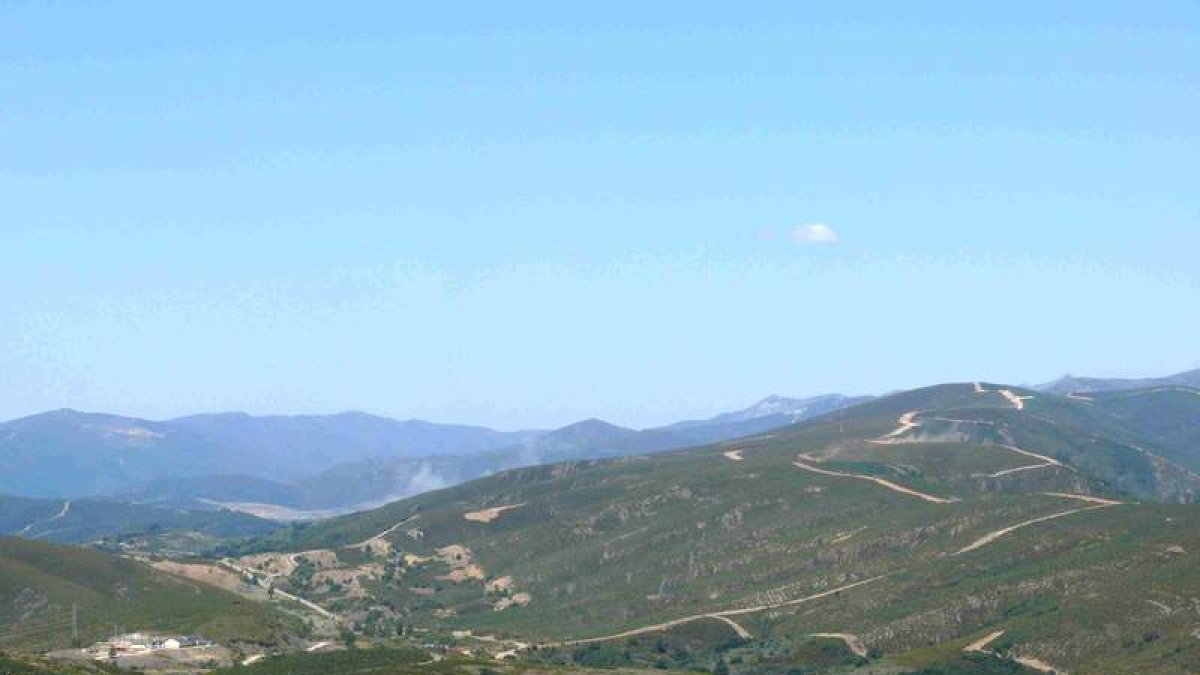 Vista de los valles de Omaña donde está previsto la construcción de varios parques eólicos.