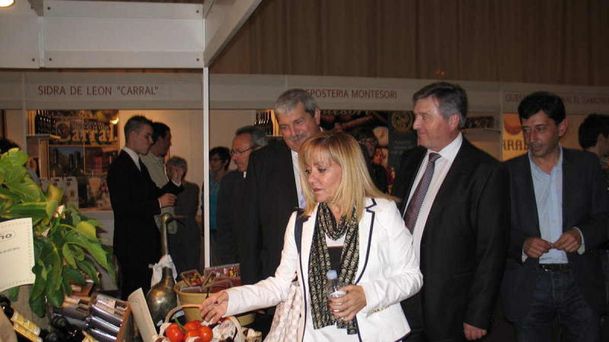 Isabel Carrasco, durante la visita a la feria acompañada por Raúl Valcarce y Jaime González.