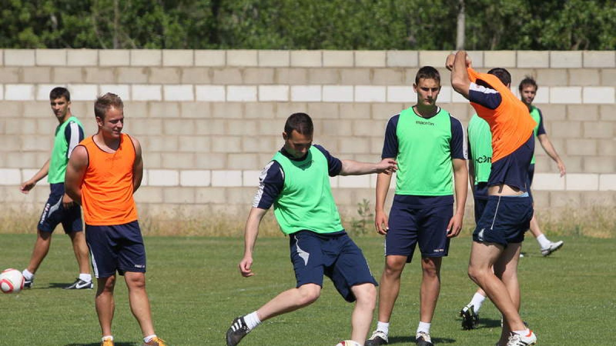 La plantilla de la Cultural completó ayer el último entrenamiento de la temporada.
