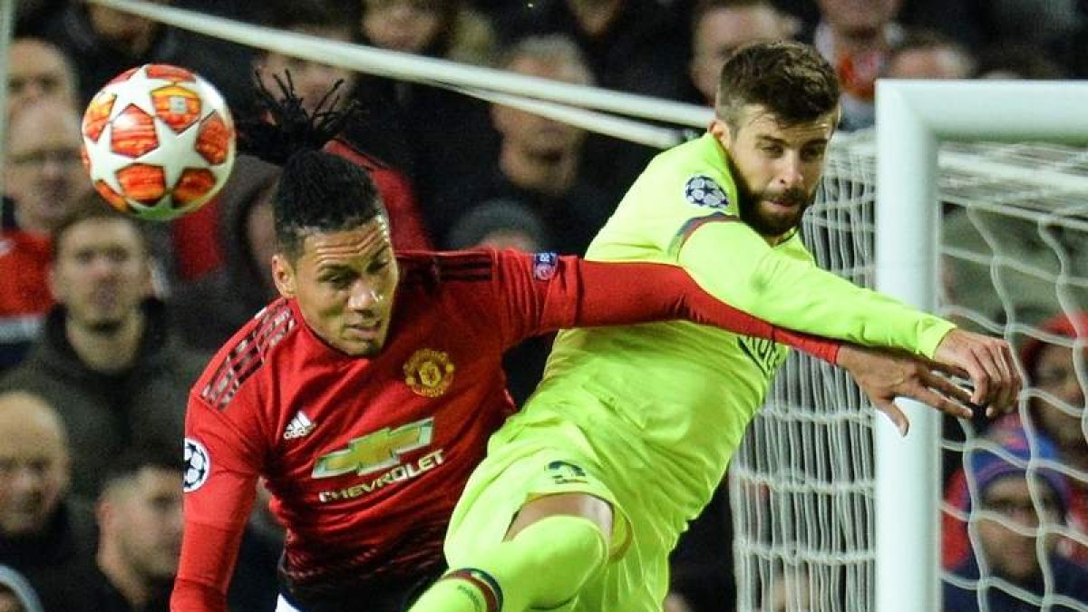 Gerard Piqué, derecha, ya demostró su gran estado de forma ante el Manchester United. PETER POWELL