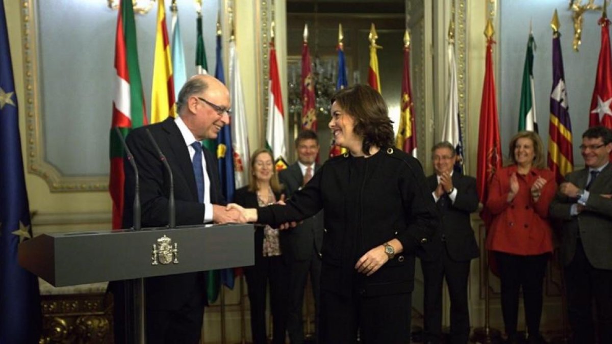 La vicepresidenta Soraya Saenz de Santamaria y el ministro de Hacienda, Cristobal Montoro.
