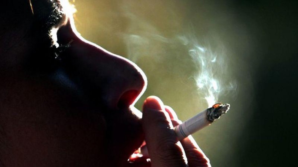 Una mujer fuma un cigarrillo, en una imagen de archivo.
