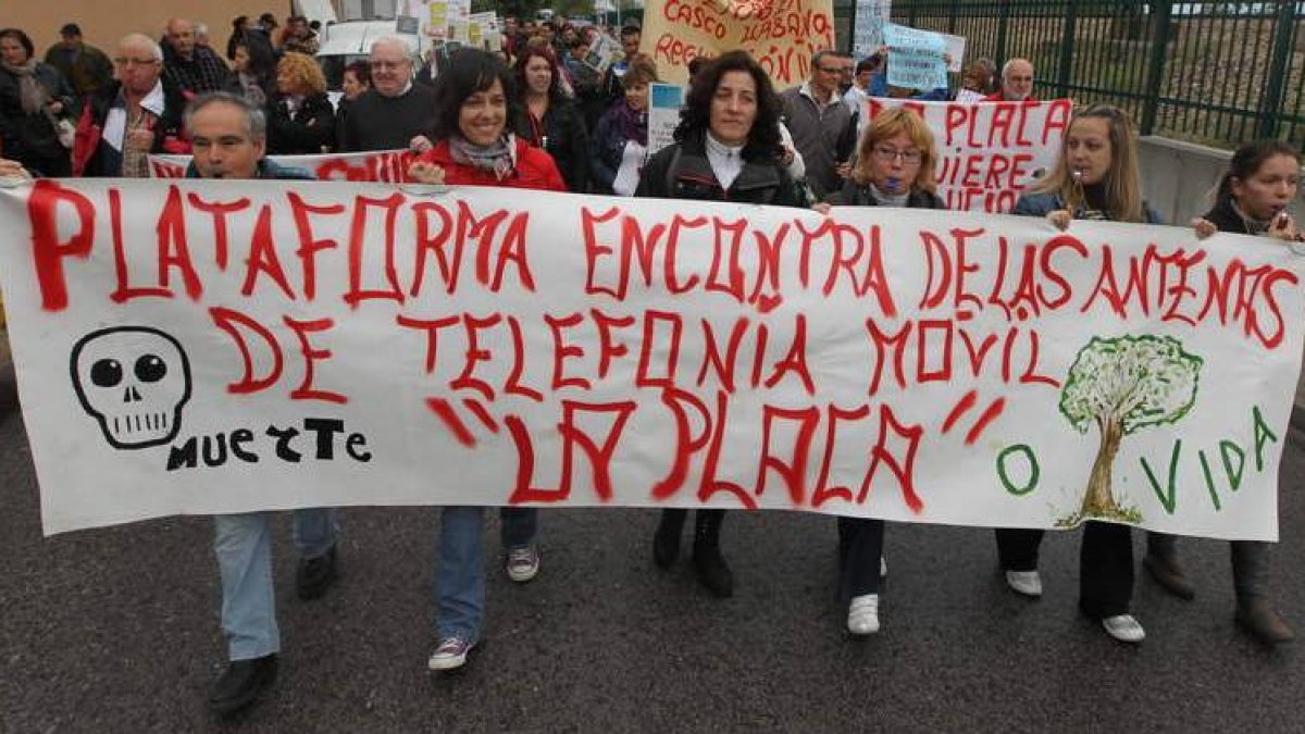 Cabeza de la manifestación que ayer recorrió Ponferrada hasta la plaza del Ayuntamiento.