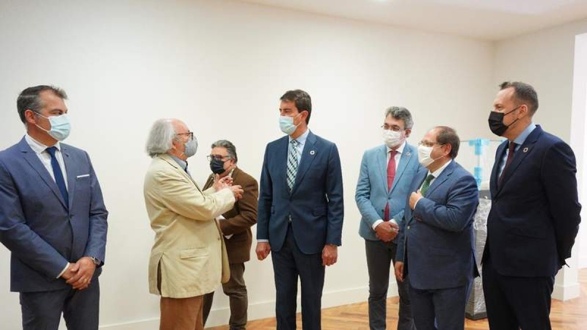 Colinas conversando con Ibáñez durante la visita, junto al resto de autoridades. DL