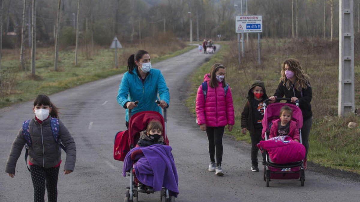 Los alumnos tienen que recorrer un kilómetros por una carretera sin arcén para coger el autobús. FERNANDO OTERO