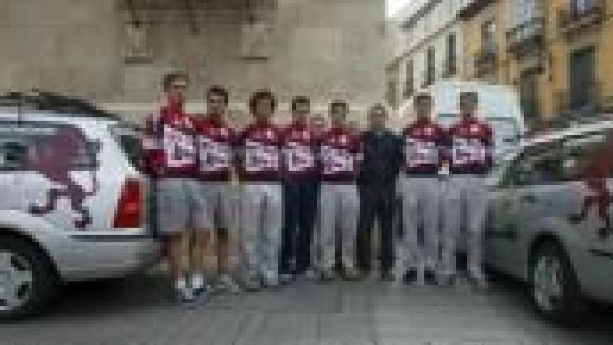 Corredores y técnicos del León Laciana, ayer, ante la Diputación