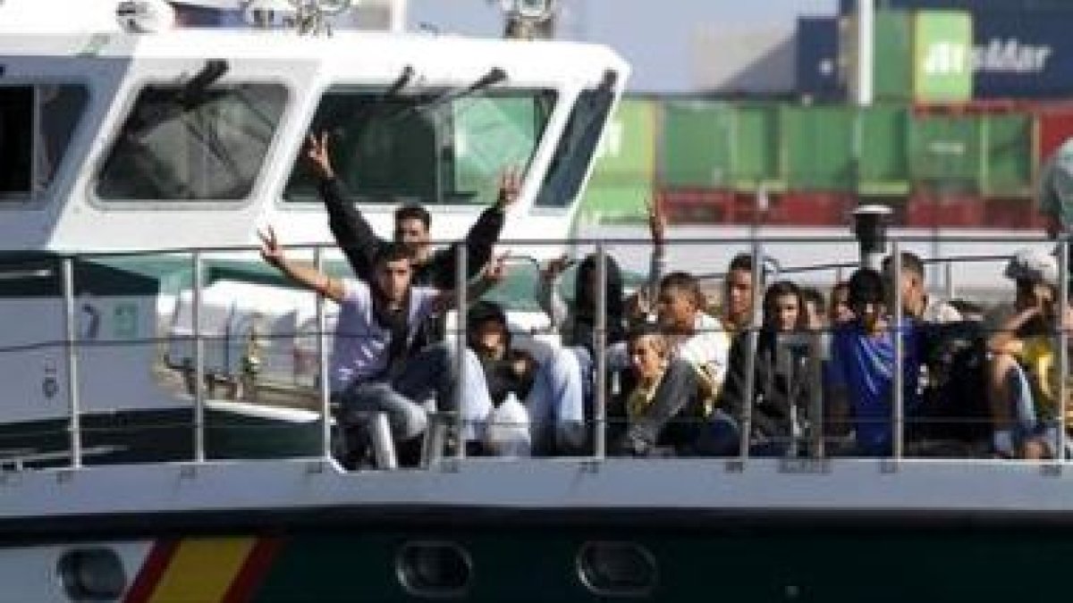 Varios de los treinta inmigrantes que viajaban en la patera, al llegar a Lanzarote.
