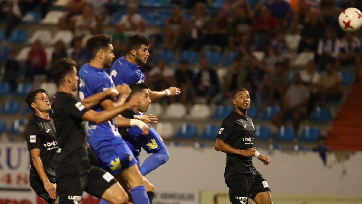 Cidoncha logró imponerse a toda la defensa balear de cabeza para hacer el gol del triunfo en una falta botada por Jorge García. L. DE LA MATA