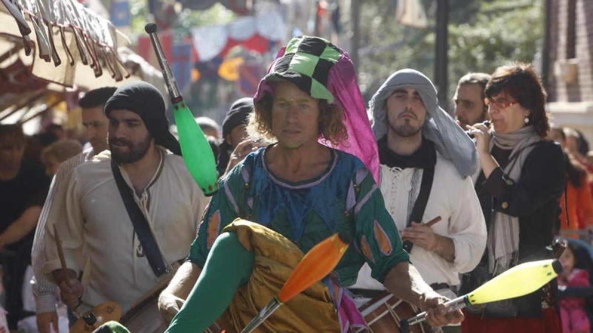 Los malabares y la música tradicional, protagonistas indiscutibles del mercado medieval.