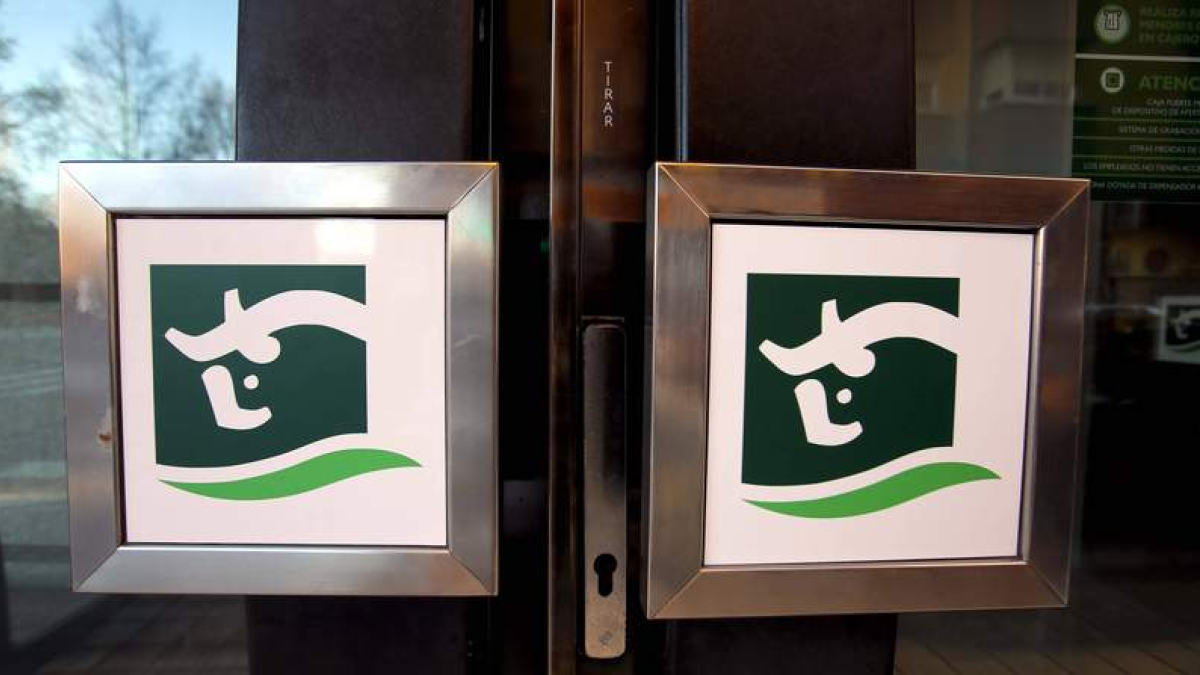 Imagen de la entrada a una de las oficinas de la entidad España Duero. JESÚS F. SALVADORES