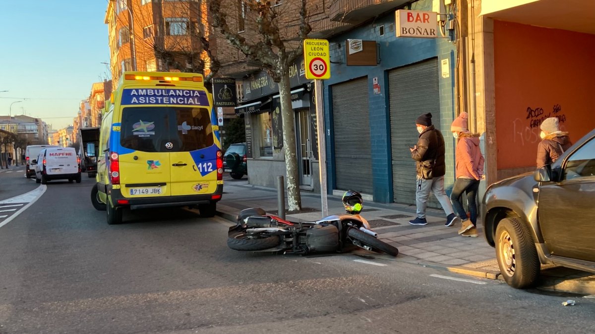Los servicios sanitarios comprueban el estado del conductor de la motocicleta accidentada en Mariano Andrés. RAMIRO