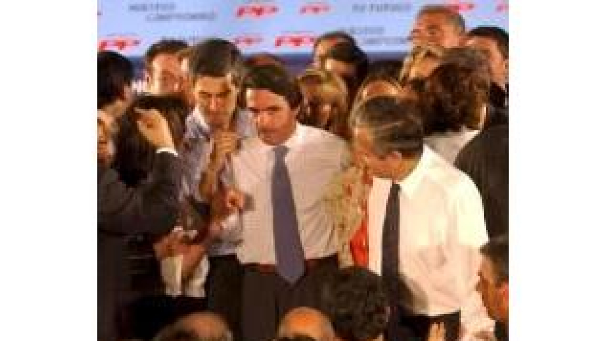 José María Aznar, en el centro, a su izquierda Adolfo Suárez Illana y a su derecha el padre de éste