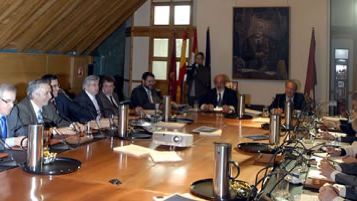 Reunión del Consejo de Administración de Caja España, para analizar la fusión con Caja Duero.