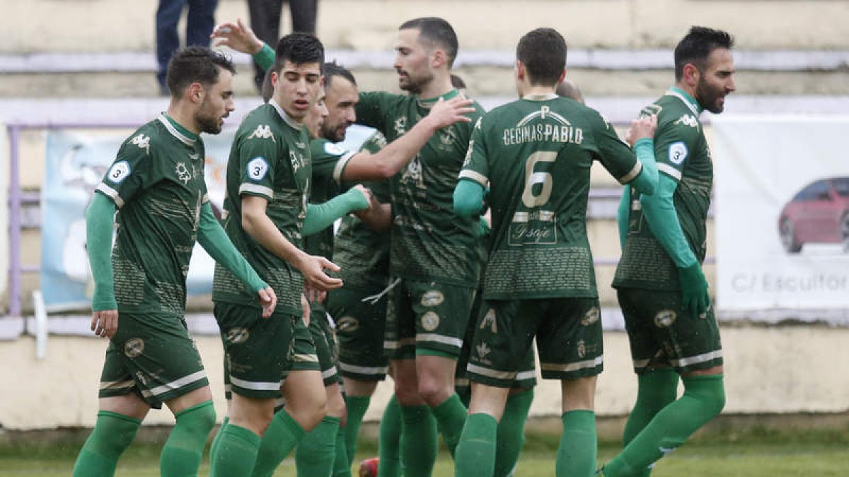 Los jugadores maragatos celebran uno de los siete goles conseguidos. FERNANDO OTERO
