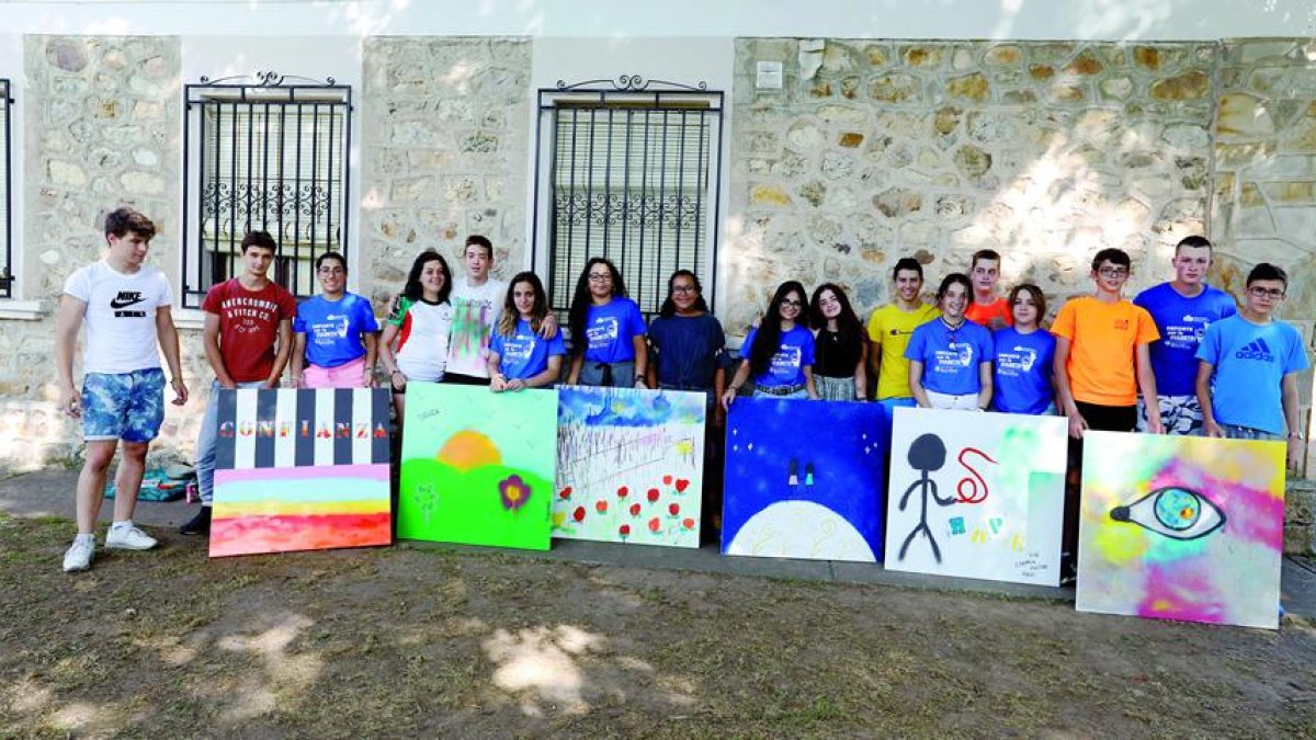 Los niños participantes en el campamento de Boñar muestran sus grafitis.