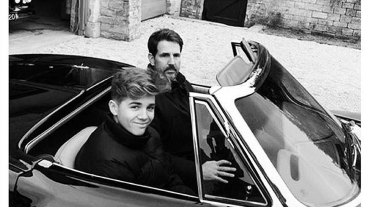 El joven Aquiles junto a su padre, Pablo de Grecia.