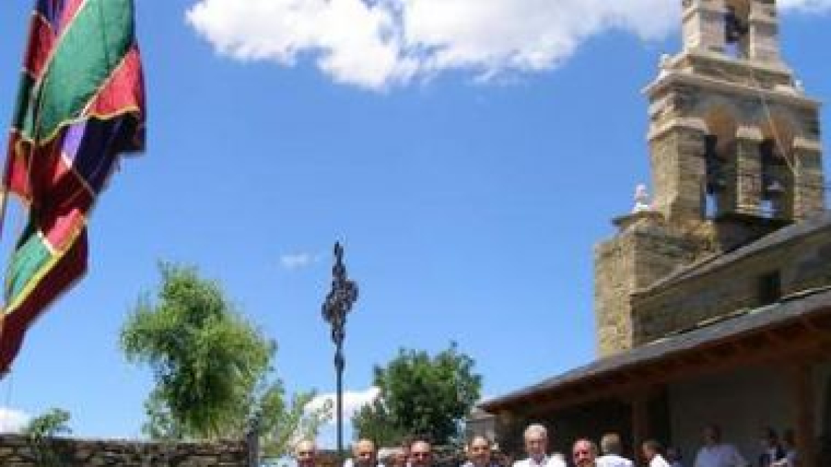 Las autoridades posan en un momento de la inauguración de la nueva espadaña y el pendón de Cunas.