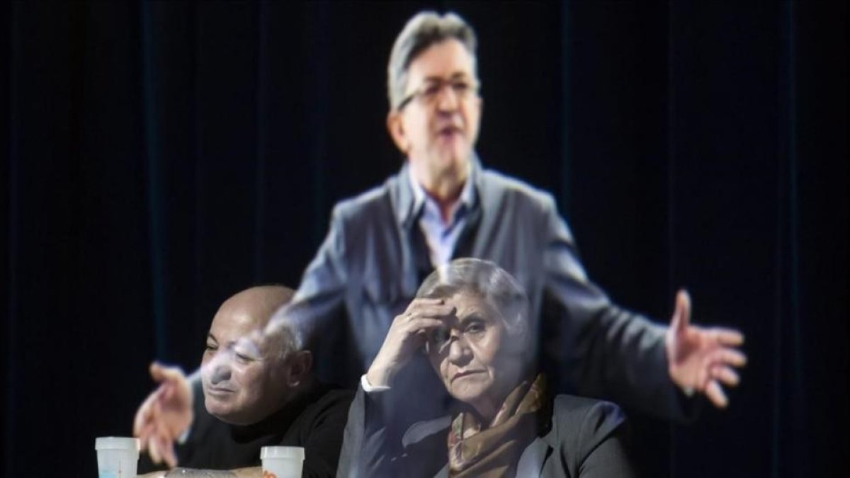 El candidato de Francia Insumisa, Jean-Luc Mélenchon, ofrece un mitin en París a través de la proyección de su holograma.
