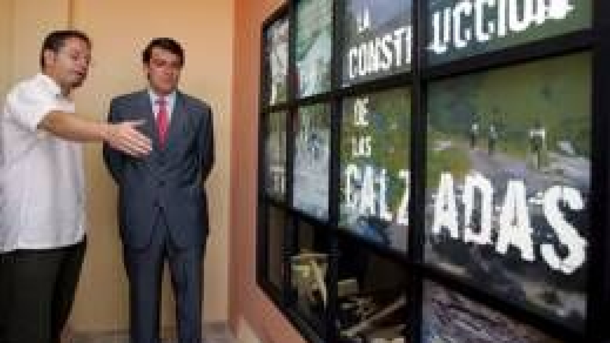 Fernández Mañueco escucha las explicaciones durante su visita de inauguración del centro cultural