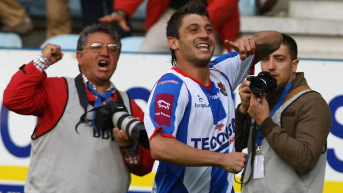 Jonatan Valle logró el ascenso con la Deportiva en la temporada 2009-2010.