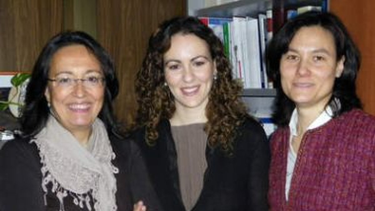 Irene Crespo entre María Jesús Tuñón y María Victoria García.
