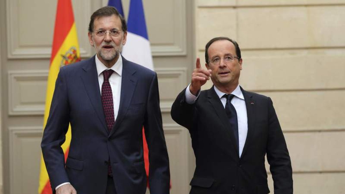 Rajoy y Hollande, ayer, en el  palacio del Elíseo durante la cumbre bilateral.