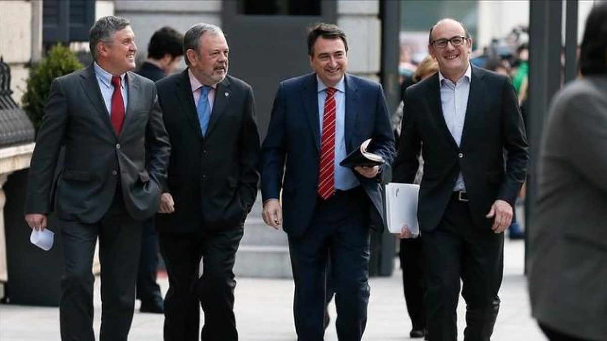 El portavoz del PNV, Aitor Esteban, acompañado de otros diputados al llegar la pleno del Congreso.
