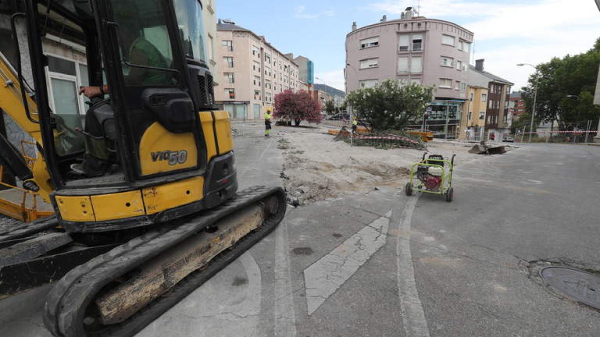Obras en la intersección de Reino de León con Compostilla. ANA F. BARREDO