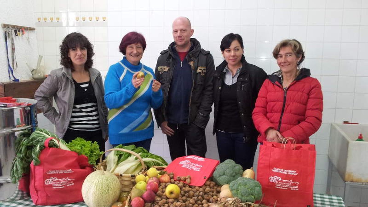 La presidenta del Banco de Tierras, Anievas (segunda por la derecha), ayer en La Rioja.