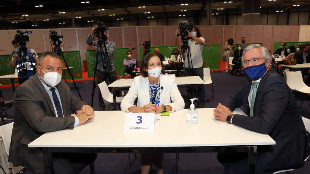 Eduardo Morán, la ministra Reyes Maroto y el presidente de las Agencias de Viaje, Carlos Garrido, ayer en Ifema. BENITO ORDÓÑEZ