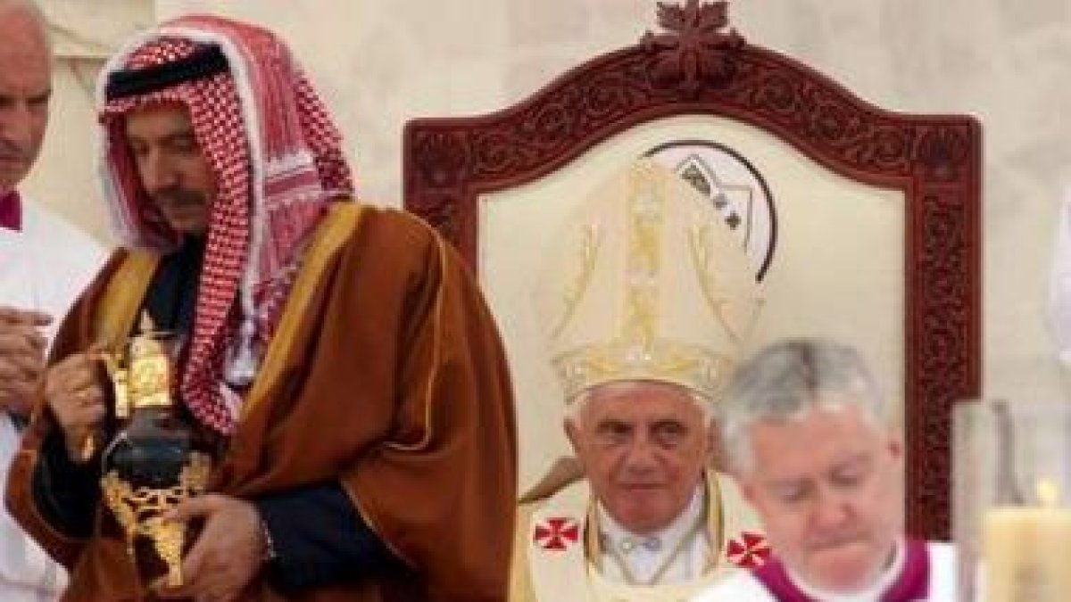 El líder de una tribu cristiana jordana lleva el vino de misa cerca del papa Benedicto XVI