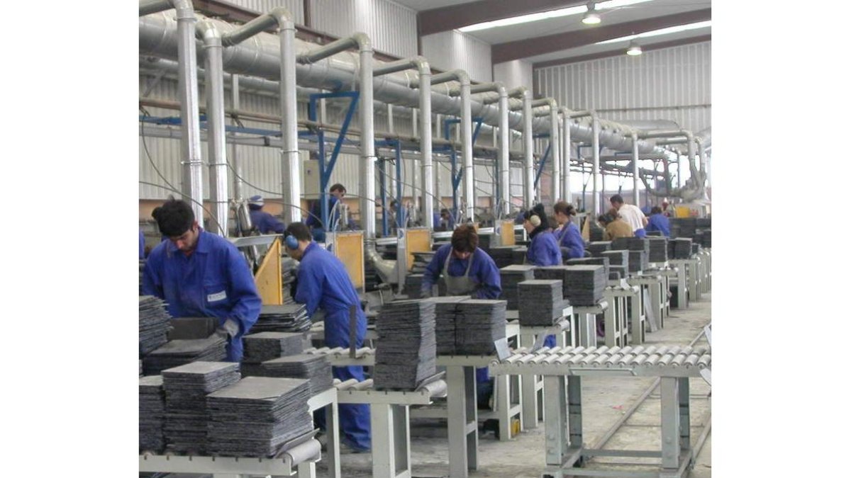 Trabajadores en una nave de una industria pizarrera, en una imagen de archivo. DL