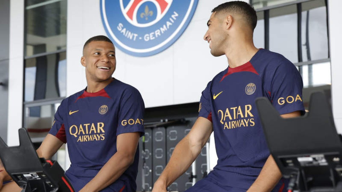 Mbappé habla con Achraf en el primer entrenamiento del PSG. EFE