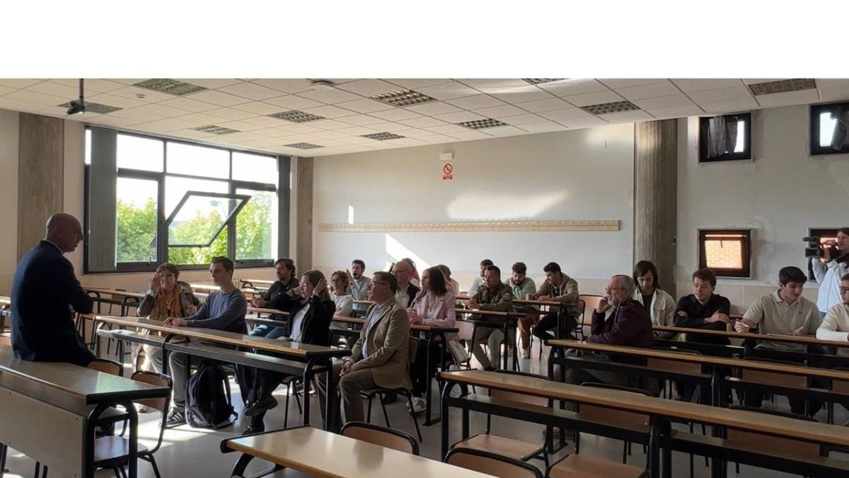 Diez, en la reunión con miembros de la comunidad universitaria. DL