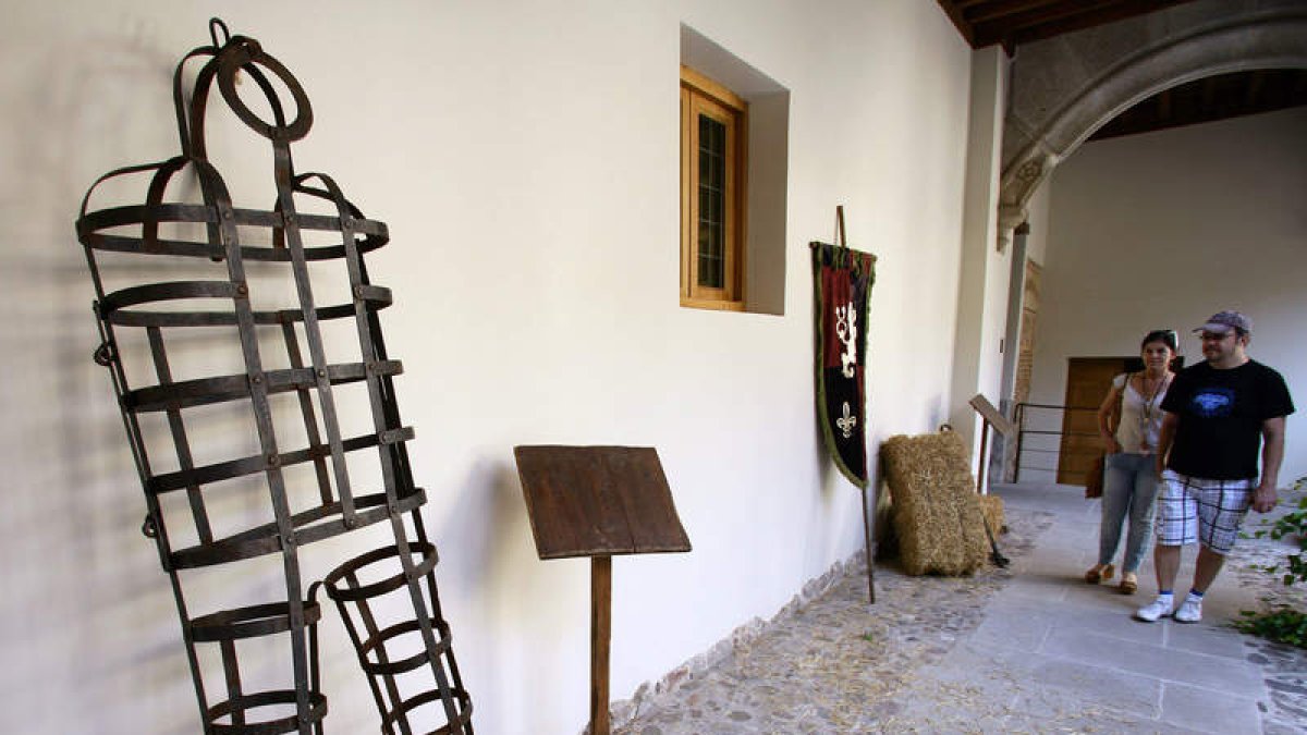 Jaulas colgantes, que se utilizaron hasta el siglo XVIII como instrumento de tortura.