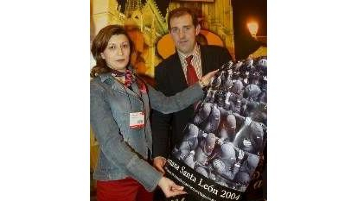 Travesí y Canuria muestran el cartel de la Semana Santa con fotos de César