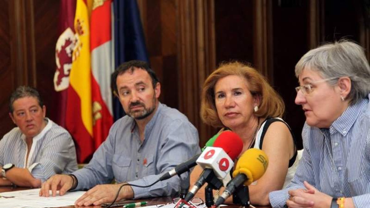 María Beirán, Fernando Ponga, Montserrat Gutiérrez y Carmen Cabo, en la presentación.
