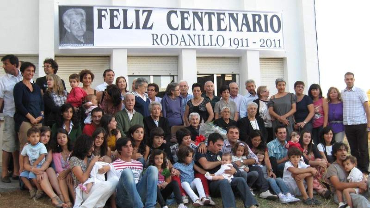 La centenaria, en el centro, arropada por su gran familia.