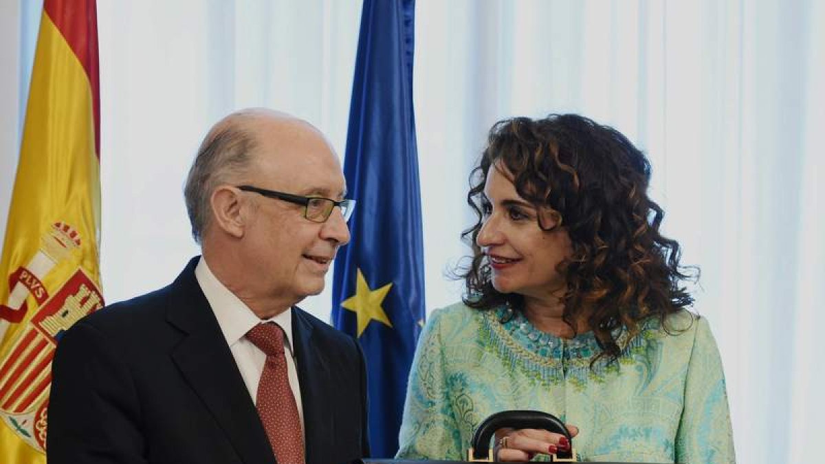 Montoro en el traspaso de cartera con Montero. FERNANDO VILLAR