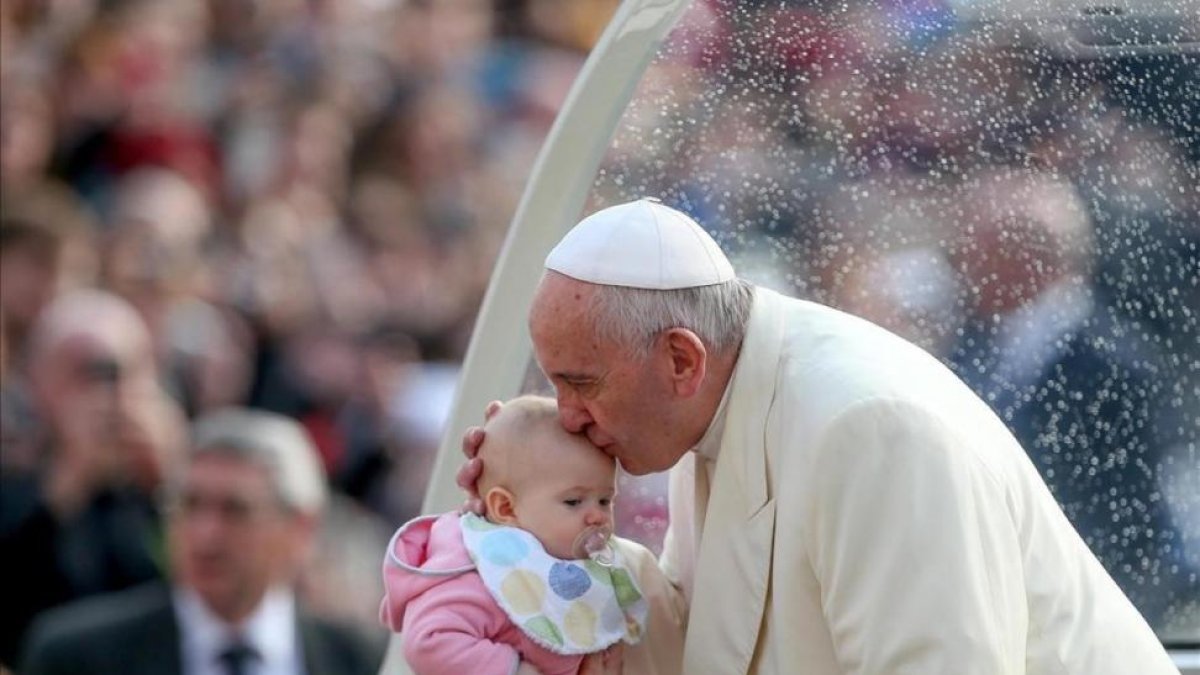 Francisco besa a un bebé durante una audiencia en la plaza de San Pedro del Vaticano.