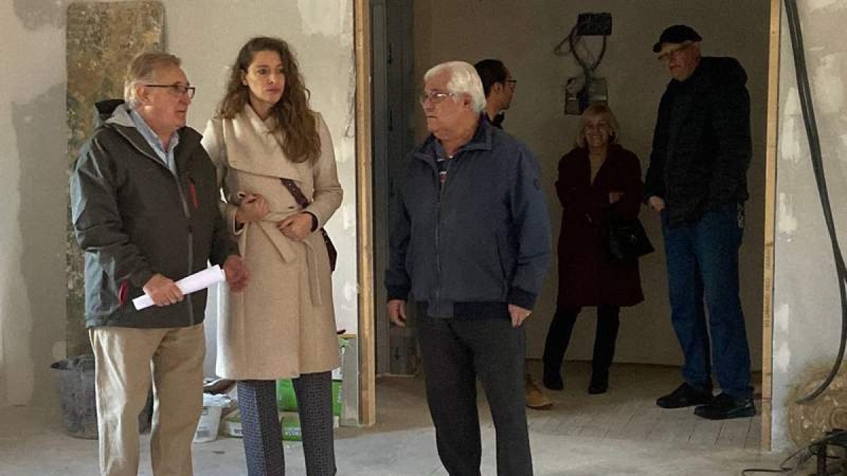 David Fernández y Ester Muñoz, en un momento de la visita. DL