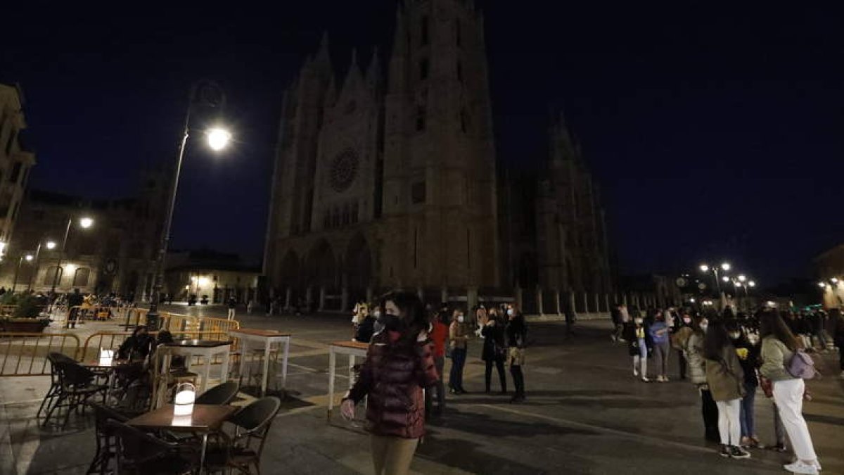 La Catedral y la Diputación, apagadas por el planeta. MARCIANO PÉREZ