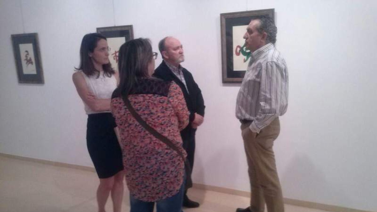 Un momento de la inauguración de la muestra. CEBRONES