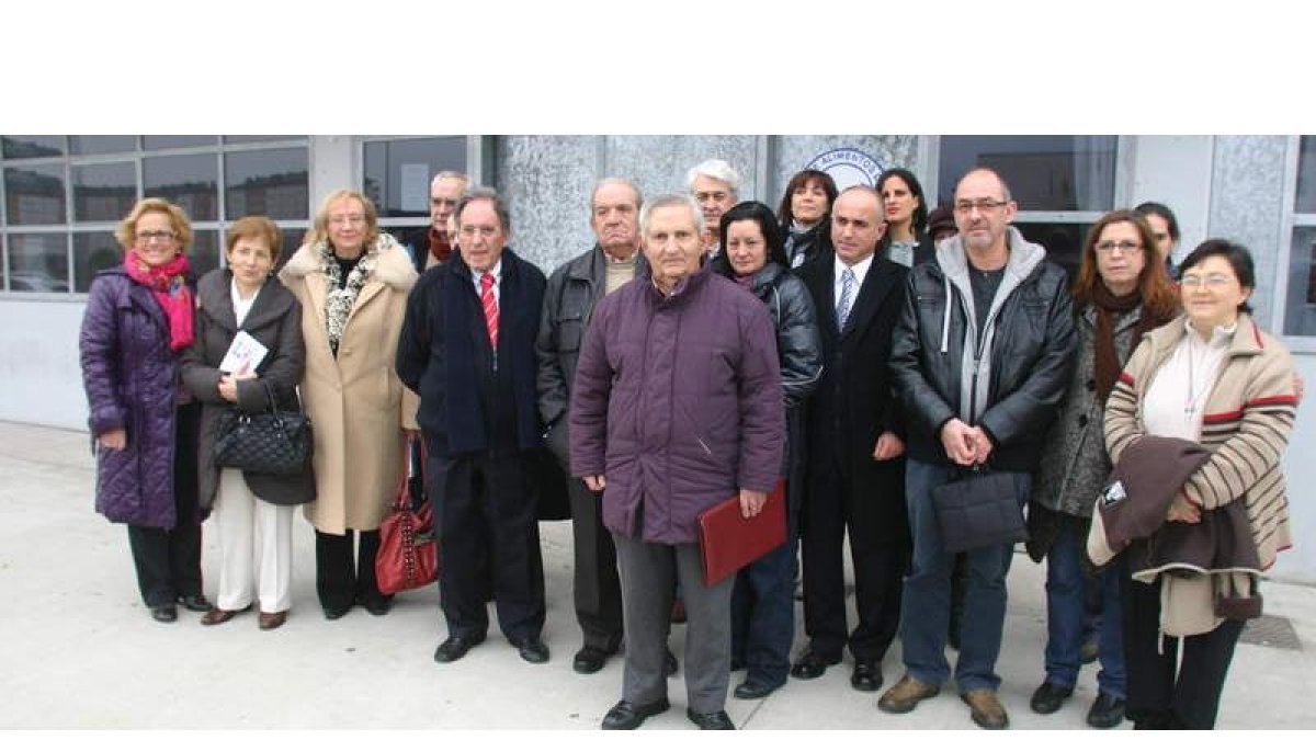 Los representantes de la veintena de asociaciones participantes en la lentejada solidaria, ayer en los bajos de El Toralín.