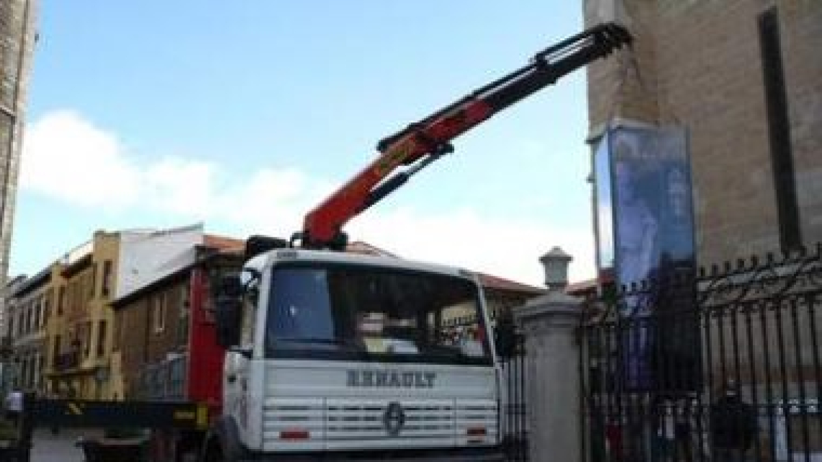 El gigantesco monolito y el antiguo edificio de Correos al fondo. Derecha, momento en el que el pris