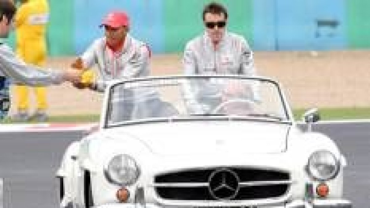 Hamilton y Alonso en el desfile de pilotos en el circuito de Magny Cours
