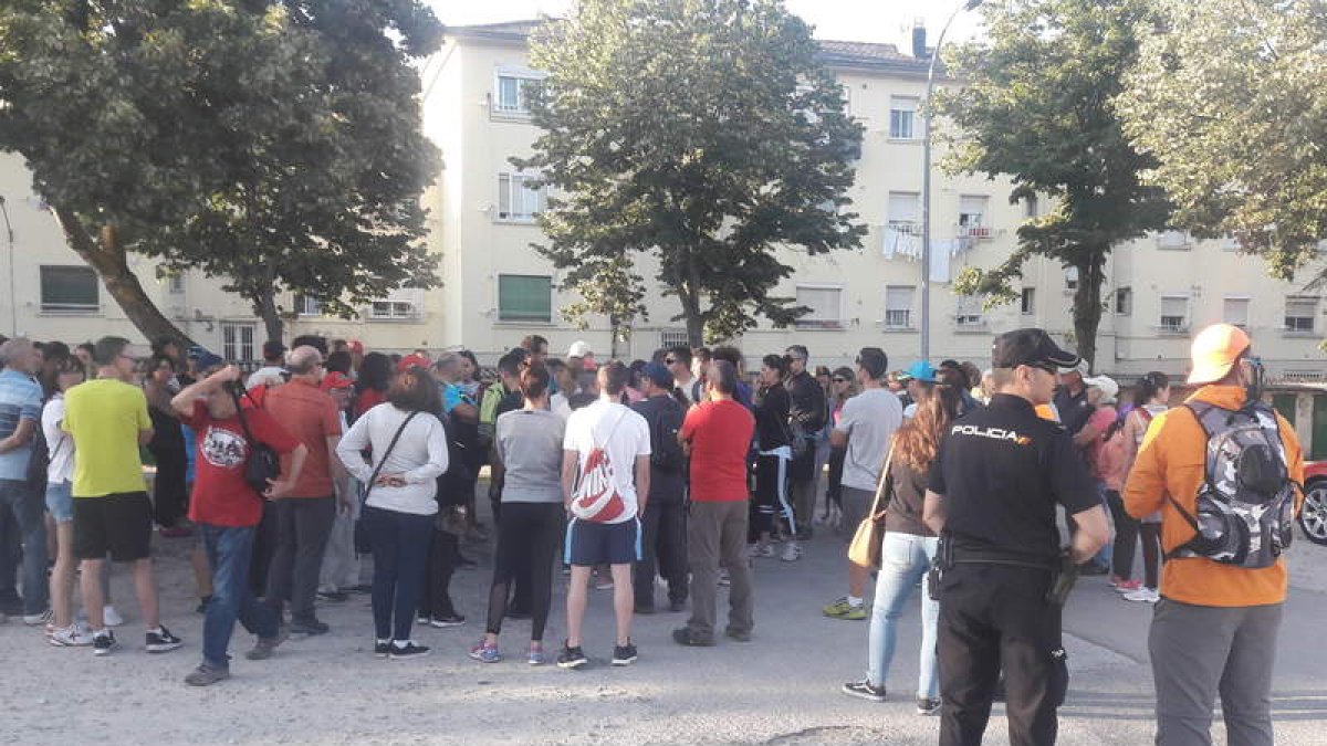 Los voluntarios que ayer acudieron a la llamada del hijo de Telesforo, en la salida del operativo. DL